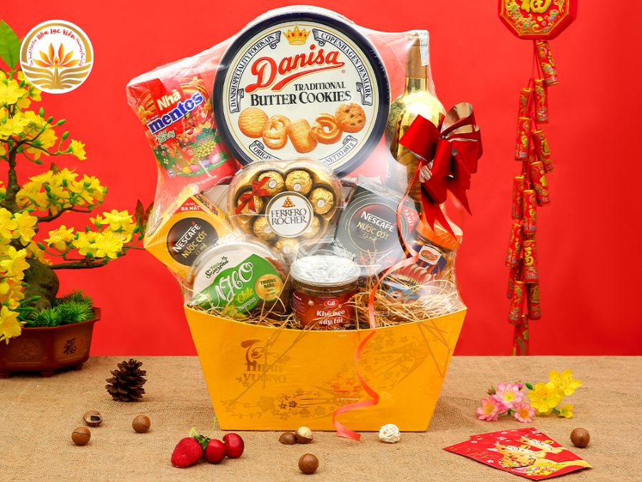 Bánh kẹo và thực phẩm đóng gói cao cấp là những món quà cô cùng ý nghĩa