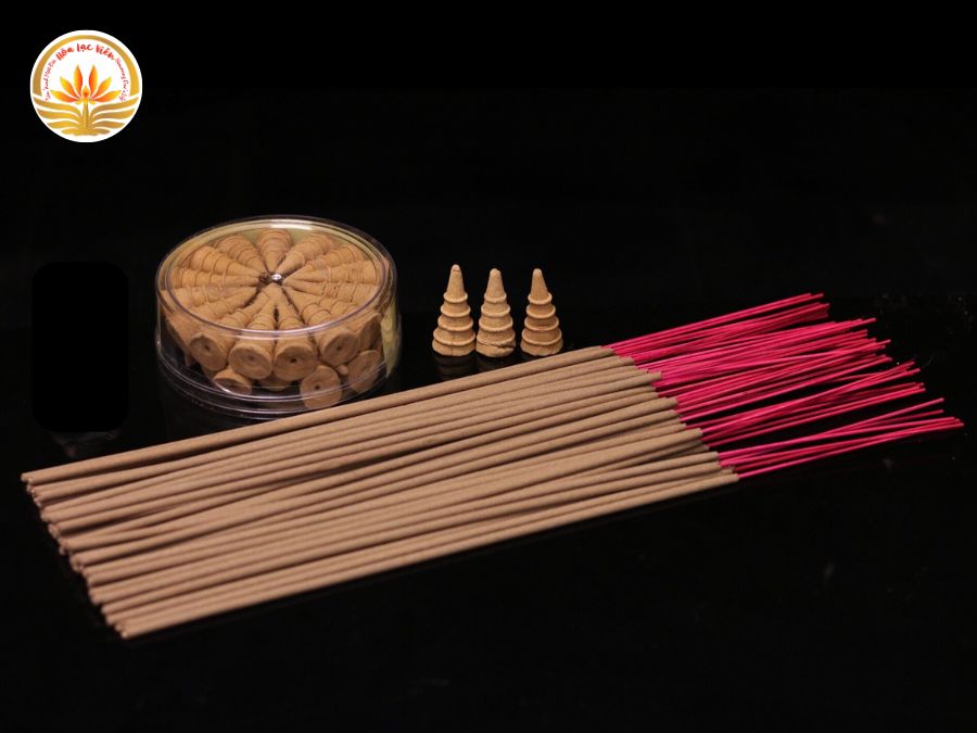 Nhang đèn và hương trầm chất lượng cũng là những vật phẩm mang đến sự tôn kính dành cho người đã khuất