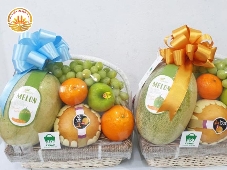 Giỏ trái cây tươi và hoa quả là những món quà rất thiết thực