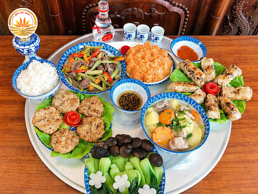 Một mâm cơm cúng cần chỉn chu, thành kính nhưng không nhất thiết phải xa xỉ