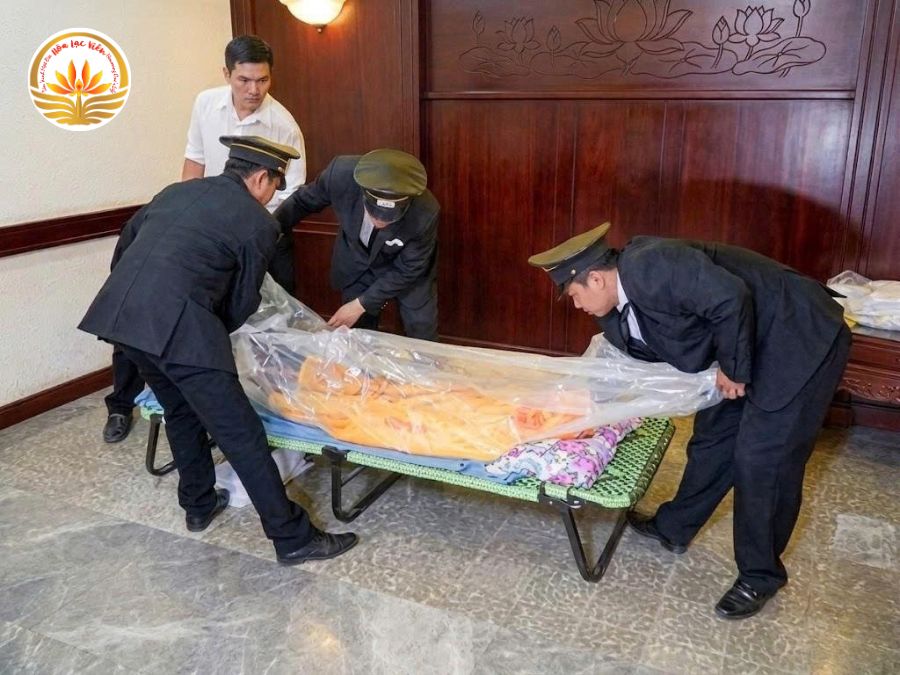 Bước khâm liệm cực kỳ quan trọng, cần phải thực hiện kỹ càng để người đã khuất được sạch sẽ, toàn vẹn và thoải mái nhất.