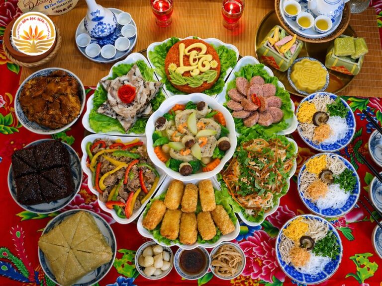 Thanh minh là dịp để gia quyến đến thăm viếng nơi lưu giữ di cốt của người đã khuất