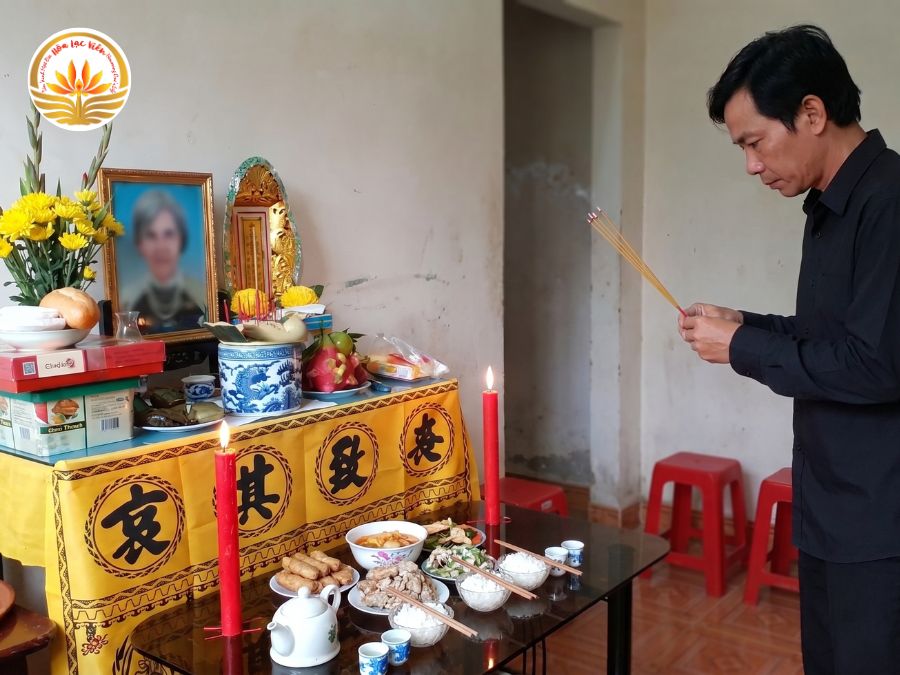 Khi khấn cặp đèn cầy bái quan, gia quyến cần sự tôn kính, cẩn trọng.