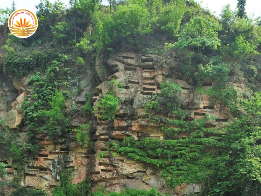 Huyền táng là hình thức mai táng thường thấy ở các dân tộc thiểu số vùng núi cao