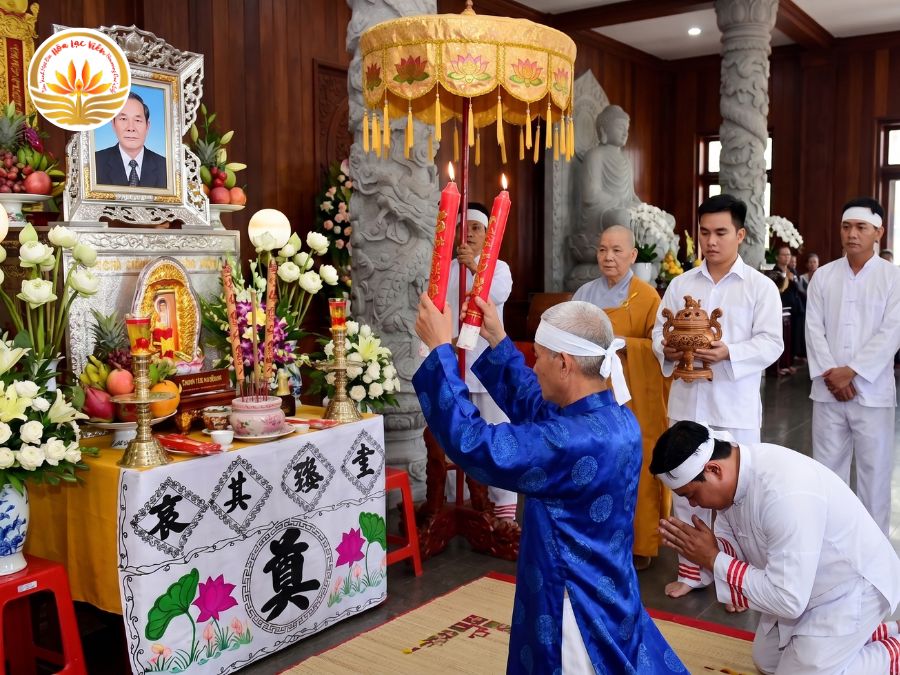 Trong nghi thức tang lễ, ngọn lửa của cặp đèn cầy bái quan giúp hương linh tìm thấy con đường chính lộ để về nơi an nghỉ cuối cùng.